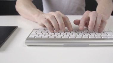 klavyede yazarak adam ve tablet kullanmak