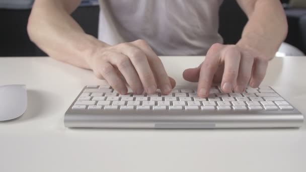 Mann tippt auf der Tastatur und benutzt die Maus — Stockvideo
