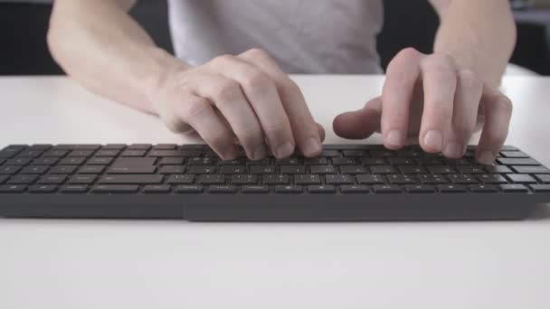 Man te typen op het toetsenbord en de muis gebruiken — Stockvideo