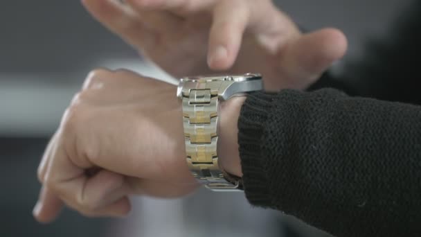 Mann benutzt seine Smartwatch — Stockvideo