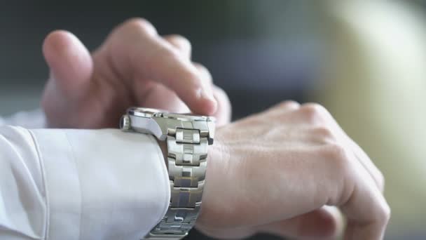 De mens gebruikt zijn slimme horloge — Stockvideo