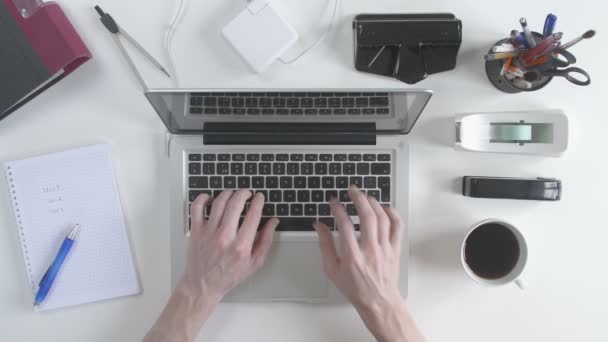 Vista superior da mesa. Homem digitando em seu laptop . — Vídeo de Stock