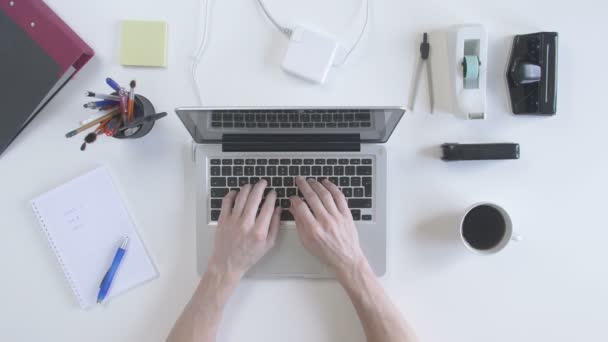 Vista superior da mesa. Homem digitando em seu laptop . — Vídeo de Stock