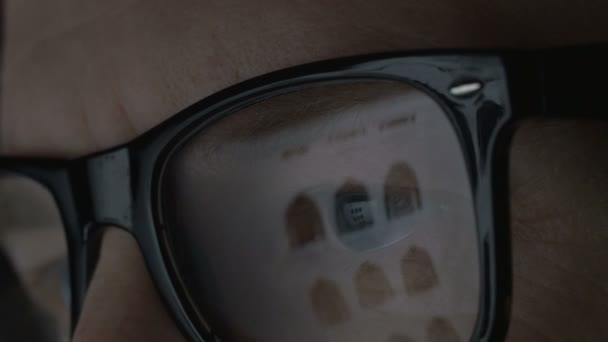 Compras na Web refletidas em óculos — Vídeo de Stock