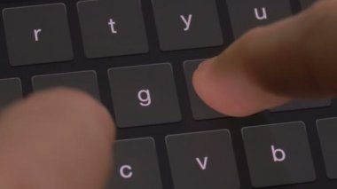 Tipik bir dijital klavye üzerinde parmak