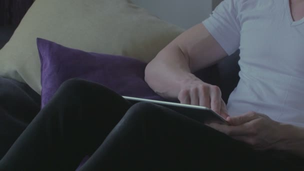 Seorang pria berselancar di tablet — Stok Video