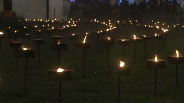 Velas al aire libre en candelabros — Vídeo de stock