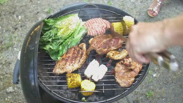 Carne y verduras se asan a la parrilla — Vídeo de stock