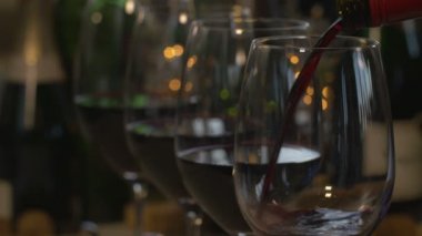 Kırmızı şarabı cama dök.