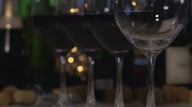 Kırmızı şarabı cama dök.