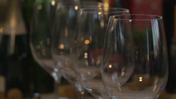 Hälla rött vin i glas — Stockvideo