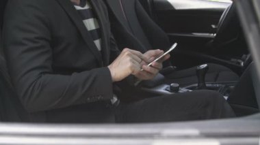 Adam akıllı bir telefon yazarak