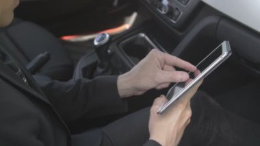 Tablet bilgisayar kullanan bir adam