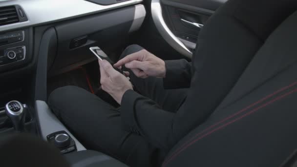 Hombre escribiendo en un teléfono inteligente — Vídeo de stock