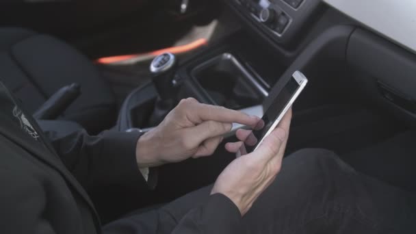 Hombre escribiendo en un teléfono inteligente — Vídeos de Stock