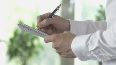 Helisel notlar alarak bağlı kağıt yastık