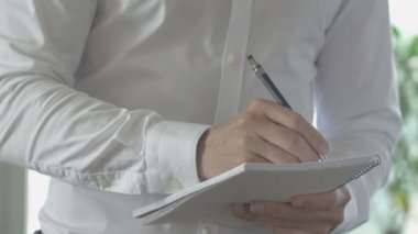 Helisel notlar alarak bağlı kağıt yastık