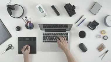 Üstten Görünüm adam onun kalem tablet kullanma