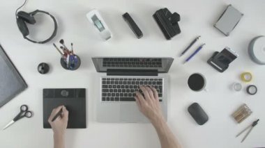 Üstten Görünüm adam onun kalem tablet kullanma