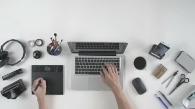 Üstten Görünüm adam onun kalem tablet kullanma