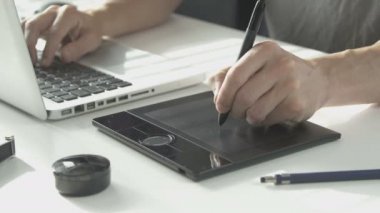 Yan görünümü adam onun kalem tablet kullanma