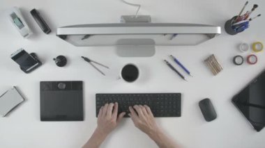 Üstten Görünüm adam onun kalem tablet kullanma