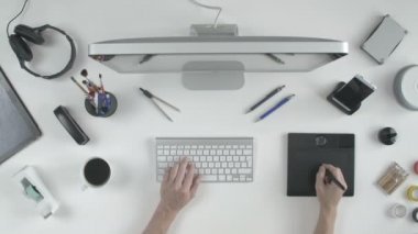 Üstten Görünüm adam onun kalem tablet kullanma