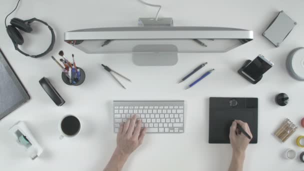 顶视图男人用他的笔的平板电脑 — 图库视频影像