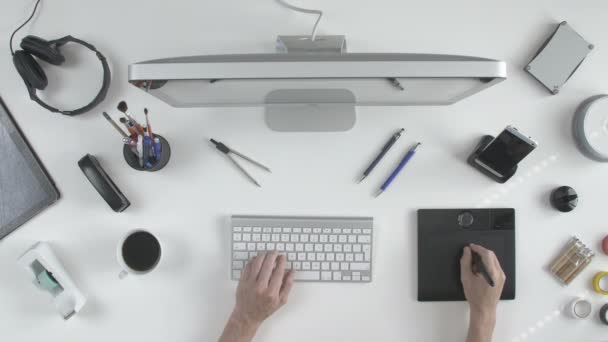 顶视图男人用他的笔的平板电脑 — 图库视频影像