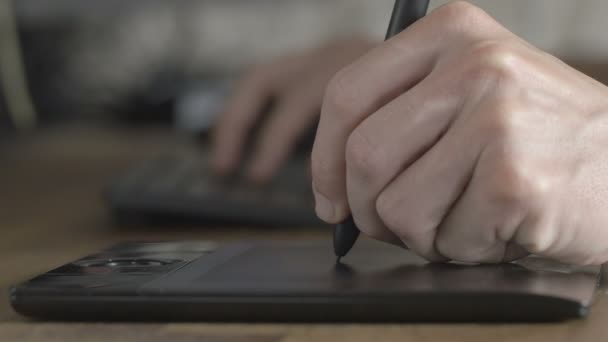 Hombre vista lateral usando su tableta de lápiz — Vídeo de stock