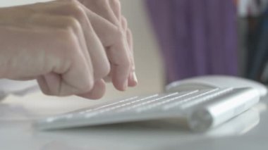 tipik bir klavye üzerinde işadamı