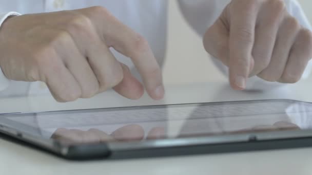 Businessman typing on a keyboard — Stock Video