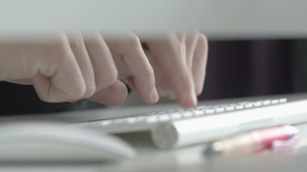 Businessman typing on a keyboard — Stock Video