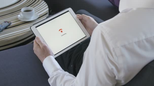 Tablette se connectant au WiFi — Video