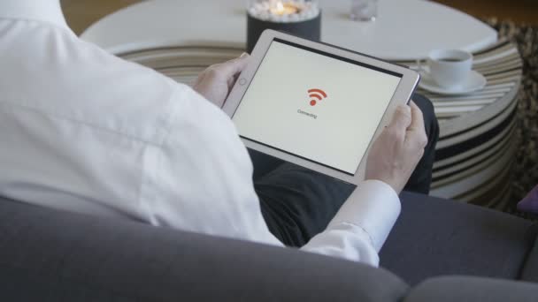 Tablett som ansluter till Wifi — Stockvideo