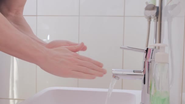 Homme se lavant les mains avec du savon et de l'eau chaude — Video