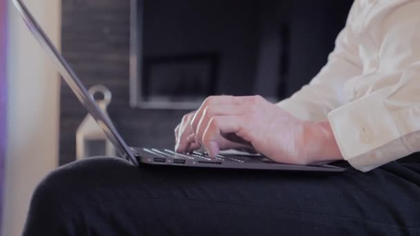 Homme d'affaires travaillant sur ordinateur portable au bureau à domicile. — Video