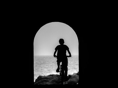 Çocuk bir tünel içinde bir bisiklet sürme