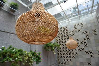 Kafede asılı duran bir lamba. Dekorasyon fikirleri için mükemmel..