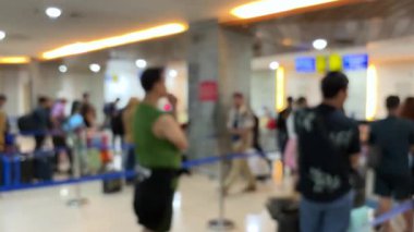 Havaalanı terminalindeki uçağa binmek için kuyrukta bekleyen yolcular. Görüntü bulanık.