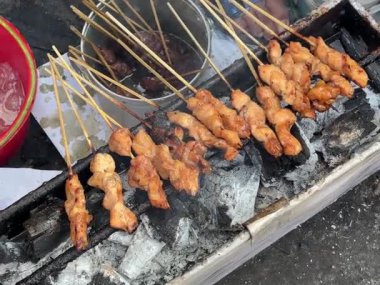 Sate Klathak, geleneksel keçi satay, tipik bir Endonezya yemeği..