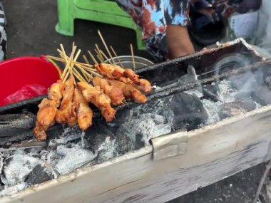 Sate Klathak, geleneksel keçi satay, tipik bir Endonezya yemeği..