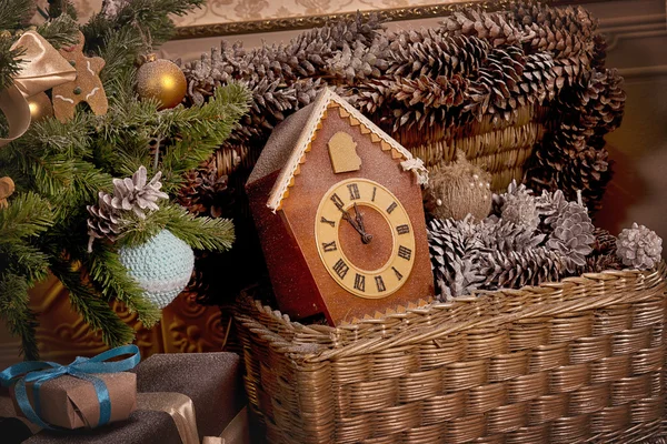 Assista Natal em uma cesta com cones de pinho — Fotografia de Stock