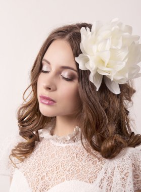 kız beyaz elbiseli ve Saçında beyaz çiçekli