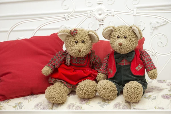 Two toy bears which sit on a vintage bench — Stock Photo, Image