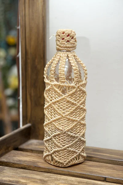 瓶的绳子拴在结节模式中 — 图库照片