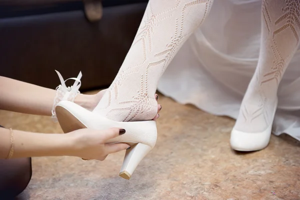 Scarpe da sposa, si mettono la gamba della sposa — Foto Stock