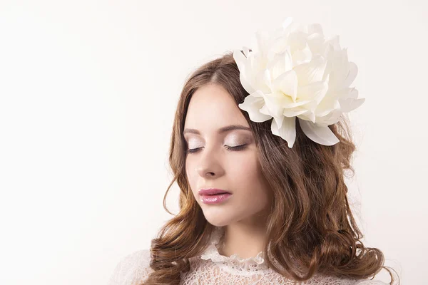 Κορίτσι σε λευκό φόρεμα και με λευκά λουλούδια στα μαλλιά της — Φωτογραφία Αρχείου