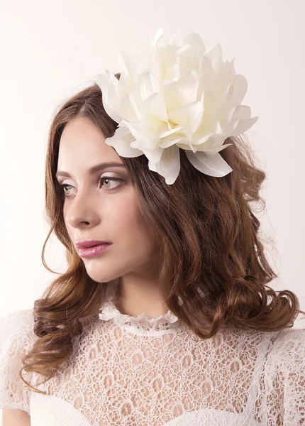 Dziewczyna w białej sukni i biały kwiat we włosach — Zdjęcie stockowe