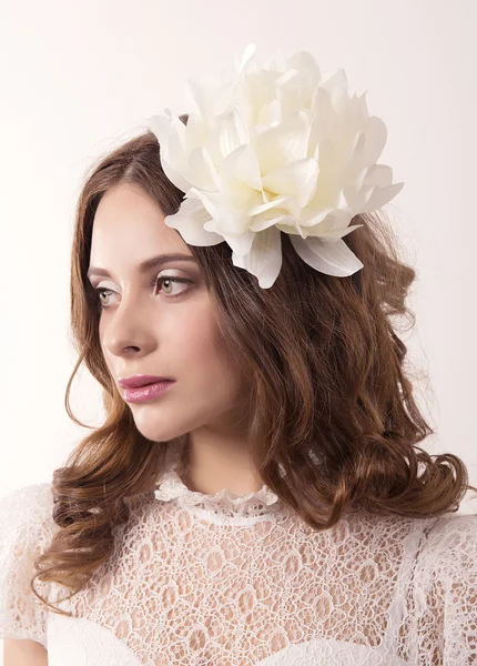 Niña en vestido blanco y con flor blanca en el pelo — Foto de Stock